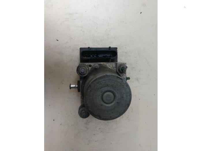 ABS Pomp van een Vauxhall Tigra Twin Top 1.8 16V 2007