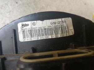 Gebruikte Chaufage Ventilatiemotor Renault Twingo II (CN) 1.2 16V Prijs € 54,45 Inclusief btw aangeboden door Autosloperij de Turk