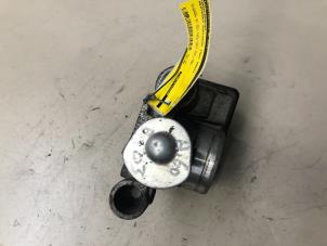 Gebruikte Gasklephuis Mercedes A (W168) 1.6 A-160 Prijs € 54,45 Inclusief btw aangeboden door Autosloperij de Turk