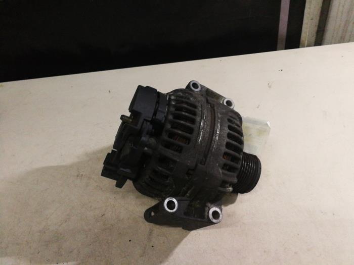 Dynamo van een Mercedes-Benz C (W203) 1.8 C-200 CGI 16V 2004