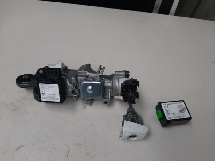 Kontaktslot + computer van een Suzuki Swift (ZA/ZC/ZD) 1.2 16V 2013