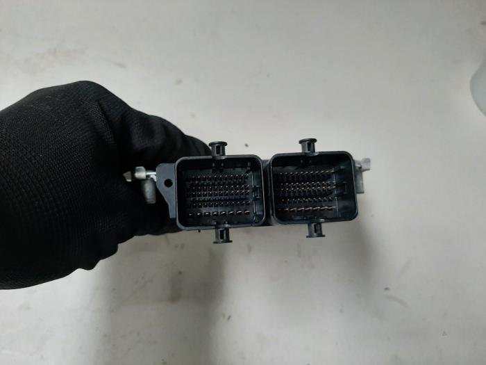 Kontaktslot + computer van een Suzuki Swift (ZA/ZC/ZD) 1.2 16V 2013