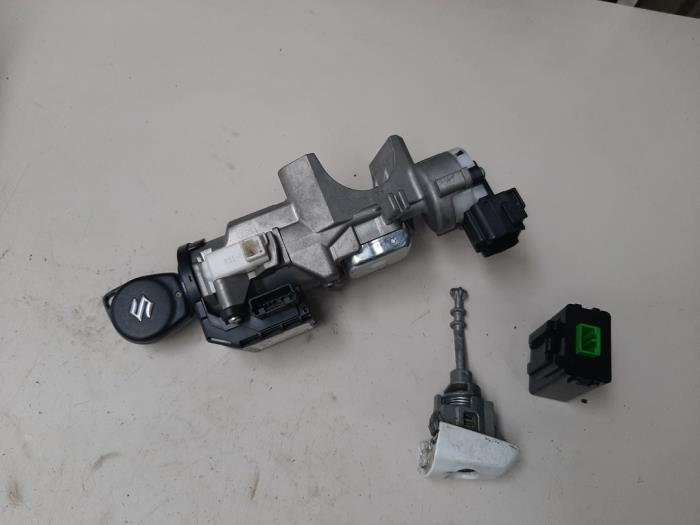 Kontaktslot + computer van een Suzuki Swift (ZA/ZC/ZD) 1.2 16V 2013