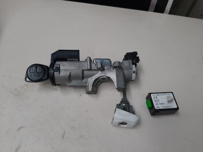 Kontaktslot + computer van een Suzuki Swift (ZA/ZC/ZD) 1.2 16V 2013