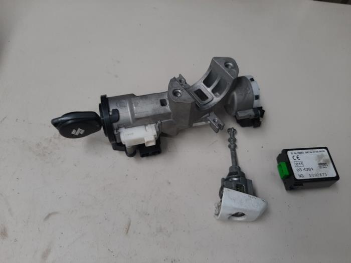 Kontaktslot + computer van een Suzuki Swift (ZA/ZC/ZD) 1.2 16V 2013