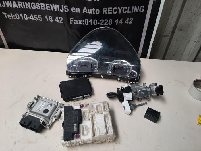 Kontaktslot + computer van een Suzuki Swift (ZA/ZC/ZD) 1.2 16V 2013