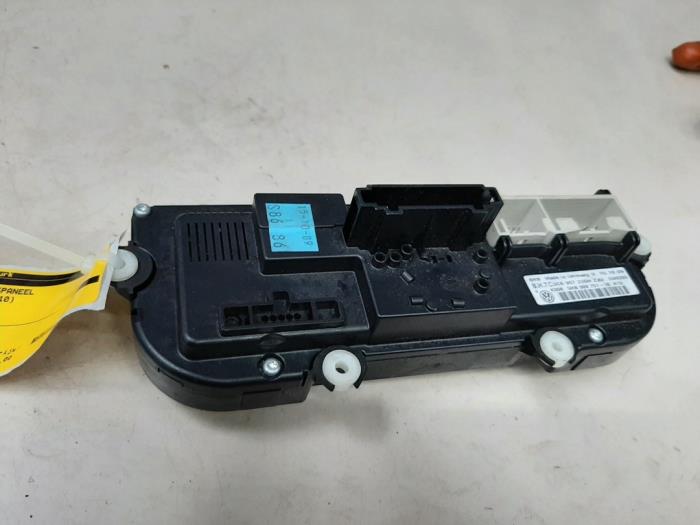 Kachel Bedieningspaneel van een Kia Cee'd (EDB5) 1.4 CVVT 16V 2010
