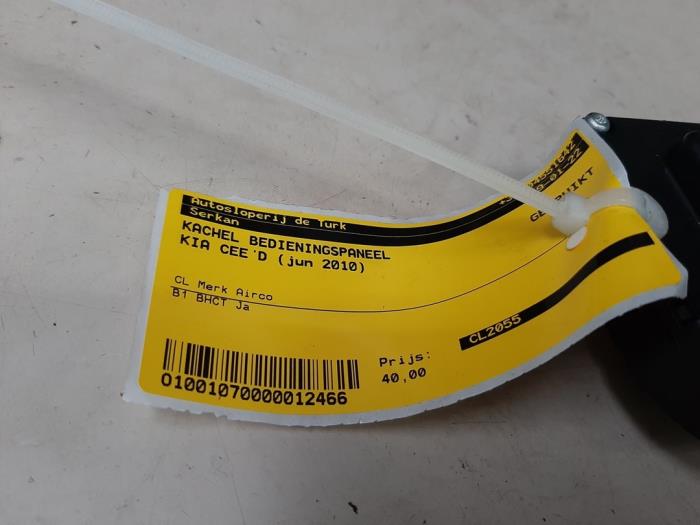 Kachel Bedieningspaneel van een Kia Cee'd (EDB5) 1.4 CVVT 16V 2010