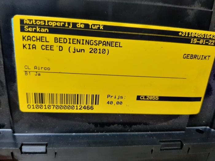 Kachel Bedieningspaneel van een Kia Cee'd (EDB5) 1.4 CVVT 16V 2010