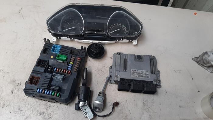 Kontaktslot + computer van een Peugeot 208 I (CA/CC/CK/CL) 1.4 HDi 2012