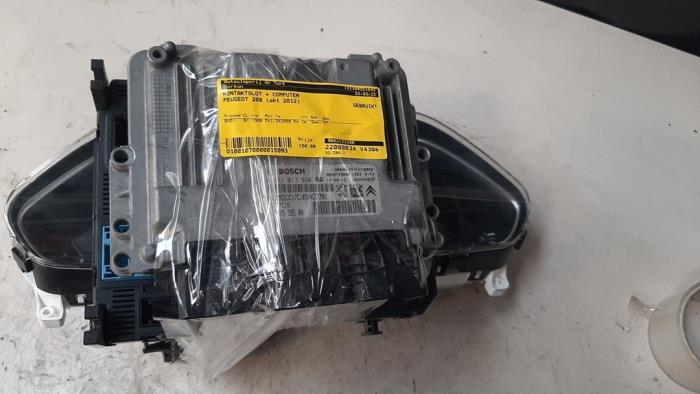 Kontaktslot + computer van een Peugeot 208 I (CA/CC/CK/CL) 1.4 HDi 2012