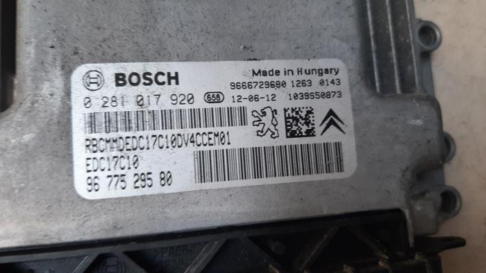 Kontaktslot + computer van een Peugeot 208 I (CA/CC/CK/CL) 1.4 HDi 2012