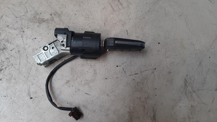 Kontaktslot + computer van een Peugeot 208 I (CA/CC/CK/CL) 1.4 HDi 2012