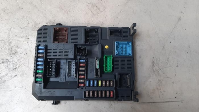 Kontaktslot + computer van een Peugeot 208 I (CA/CC/CK/CL) 1.4 HDi 2012