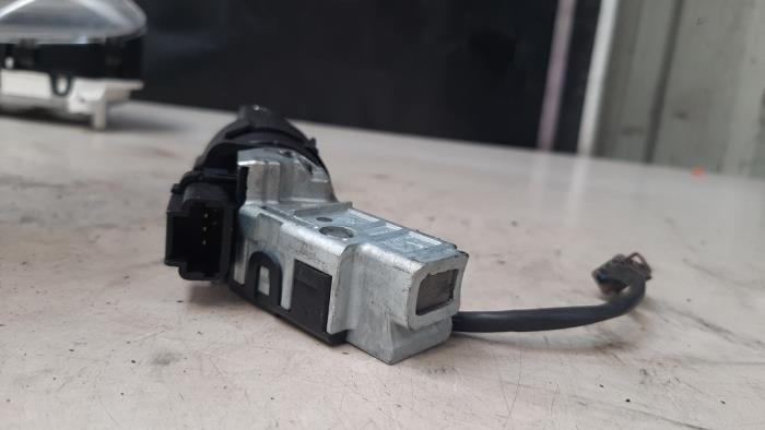 Kontaktslot + computer van een Peugeot 208 I (CA/CC/CK/CL) 1.4 HDi 2012