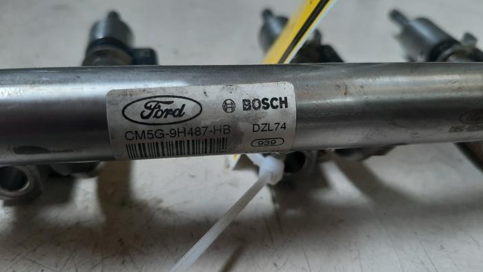 Injector brug van een Ford Fiesta 6 (JA8) 1.0 EcoBoost 12V 100 2014