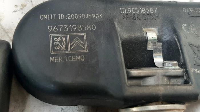 Bandenspanningsensor van een Peugeot 3008 I (0U/HU) 1.6 HDiF 16V 2010