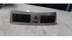 Gebruikte Schakelaar Mercedes CLK (C209) 3.0 280 V6 18V Prijs € 38,72 Inclusief btw aangeboden door Autosloperij de Turk