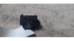 Gebruikte Ruit schakelaar elektrisch Mercedes CLK (C209) 3.0 280 V6 18V Prijs € 10,89 Inclusief btw aangeboden door Autosloperij de Turk