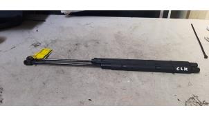 Gebruikte Gasdemper Motorkap Set Mercedes CLK (C209) 3.0 280 V6 18V Prijs € 26,62 Inclusief btw aangeboden door Autosloperij de Turk