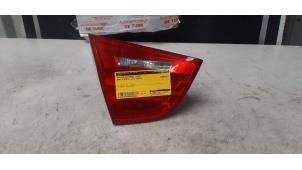Gebruikte Achterlichtrand links BMW 3 serie (E90) 318i 16V Prijs € 32,67 Inclusief btw aangeboden door Autosloperij de Turk