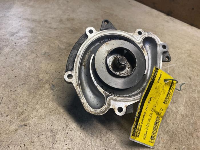 Gebruikte Waterpomp Mercedes E (C207) E-350 CDI BlueEfficiency 3.0 V6 24V Prijs € 38,72 Inclusief btw aangeboden door Autosloperij de Turk