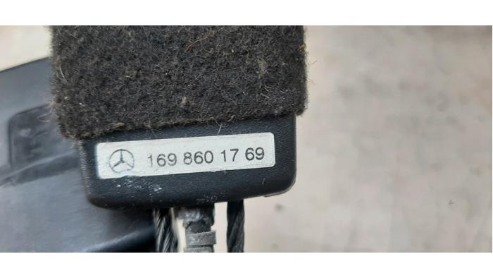 Veiligheidsgordel Insteek Midden-voor van een Mercedes-Benz B (W245,242) 1.7 B-170 16V 2007