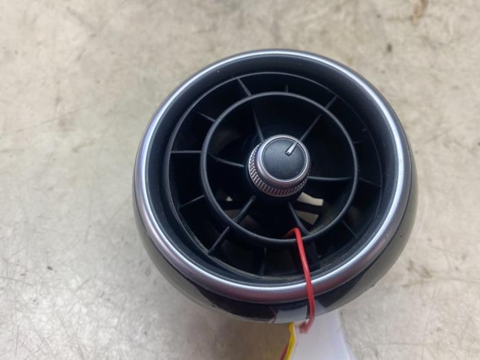 Luchtrooster Dashboard van een Audi A1 (8X1/8XK) 1.4 TFSI 16V 122 2015