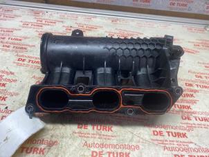 Gebruikte Inlaatspruitstuk Peugeot 2008 (CU) 1.2 Vti 12V PureTech 82 Prijs € 54,45 Inclusief btw aangeboden door Autosloperij de Turk