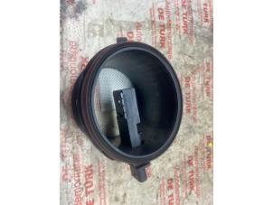 Gebruikte Luchtmassameter Mercedes CLK (R209) 3.0 280 V6 18V Prijs € 54,45 Inclusief btw aangeboden door Autosloperij de Turk