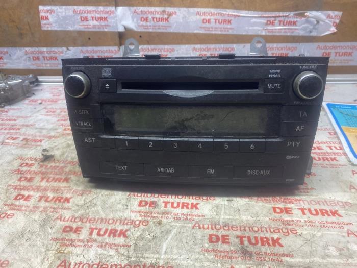 Radio CD Speler van een Toyota Avensis (T27) 2.0 16V D-4D-F 2009