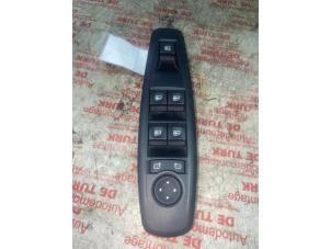 Gebruikte Raam schakelaar elektrisch Renault Megane III CC (EZ) 1.4 16V TCe 130 Prijs € 10,89 Inclusief btw aangeboden door Autosloperij de Turk