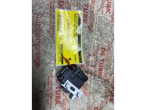 Gebruikte Ruit schakelaar elektrisch Mercedes CLK (C209) 1.8 200 K 16V Prijs € 16,94 Inclusief btw aangeboden door Autosloperij de Turk