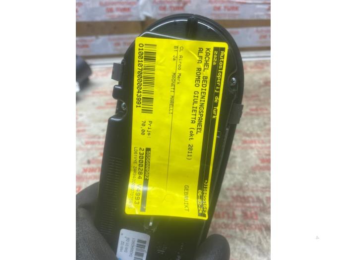 Kachel Bedieningspaneel van een Alfa Romeo Giulietta (940) 1.4 TB 16V MultiAir 2011