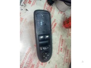 Gebruikte Raam schakelaar elektrisch Citroen C3 (SC) 1.0 Vti 68 12V Prijs € 21,78 Inclusief btw aangeboden door Autosloperij de Turk