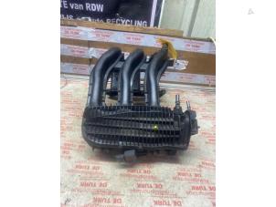 Gebruikte Inlaatspruitstuk Peugeot 208 I (CA/CC/CK/CL) 1.2 Vti 12V PureTech 82 Prijs € 65,34 Inclusief btw aangeboden door Autosloperij de Turk