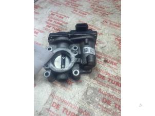 Gebruikte Gasklephuis Renault Clio IV (5R) 0.9 Energy TCE 90 12V Prijs € 43,56 Inclusief btw aangeboden door Autosloperij de Turk