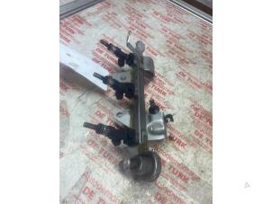 Gebruikte Injector brug Renault Clio IV (5R) 0.9 Energy TCE 90 12V Prijs € 32,67 Inclusief btw aangeboden door Autosloperij de Turk