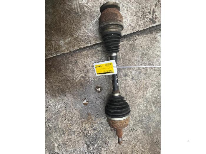 Gebruikte Aandrijfas links-voor Volkswagen Transporter/Caravelle T5 2.5 TDi Prijs € 54,45 Inclusief btw aangeboden door Autosloperij de Turk