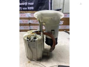 Benzinepomp van een Audi A5 Cabrio (8F7) 2.0 TFSI 16V 2010