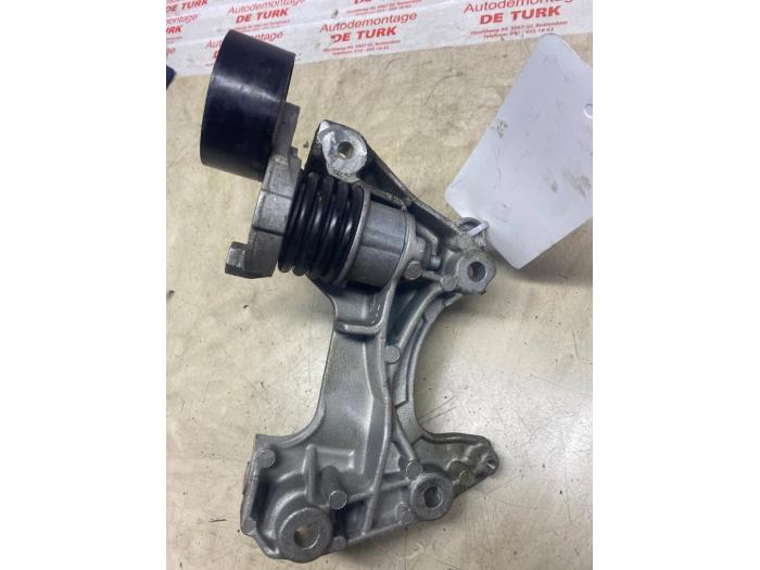 Gebruikte Dynamosteun boven Nissan Juke (F15) 1.2 DIG-T 16V Prijs € 54,45 Inclusief btw aangeboden door Autosloperij de Turk