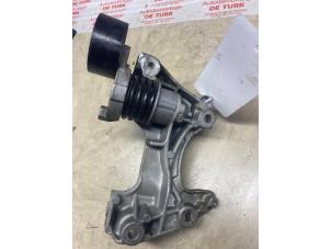 Gebruikte Dynamosteun boven Nissan Juke (F15) 1.2 DIG-T 16V Prijs € 54,45 Inclusief btw aangeboden door Autosloperij de Turk