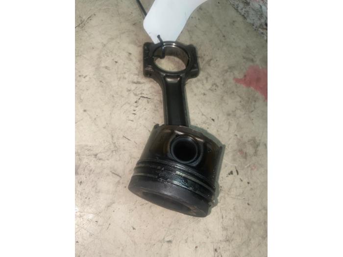 Zuiger van een Renault Megane III Grandtour (KZ) 1.5 dCi 110 2013