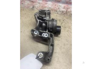 Gebruikte Dynamosteun boven Peugeot 308 (L3/L8/LB/LH/LP) 1.2 12V e-THP PureTech 130 Prijs € 26,62 Inclusief btw aangeboden door Autosloperij de Turk