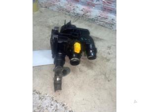 Gebruikte Thermostaathuis Peugeot 308 (L3/L8/LB/LH/LP) 1.2 12V e-THP PureTech 110 Prijs € 38,72 Inclusief btw aangeboden door Autosloperij de Turk