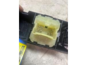 Gebruikte Ruit schakelaar elektrisch Renault Clio IV (5R) 0.9 Energy TCE 90 12V Prijs € 21,78 Inclusief btw aangeboden door Autosloperij de Turk