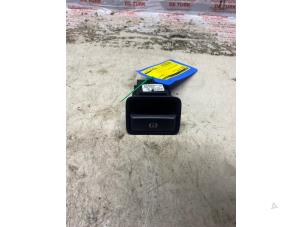 Gebruikte Handrem schakelaar Mercedes CLA (117.3) 2.0 CLA-250 Turbo 16V 4-Matic Prijs € 16,94 Inclusief btw aangeboden door Autosloperij de Turk