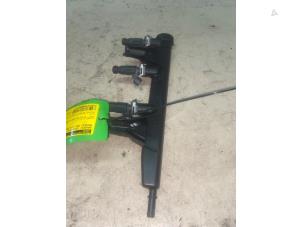 Gebruikte Injector brug Peugeot 208 I (CA/CC/CK/CL) 1.0 Vti 12V PureTech Prijs € 32,67 Inclusief btw aangeboden door Autosloperij de Turk