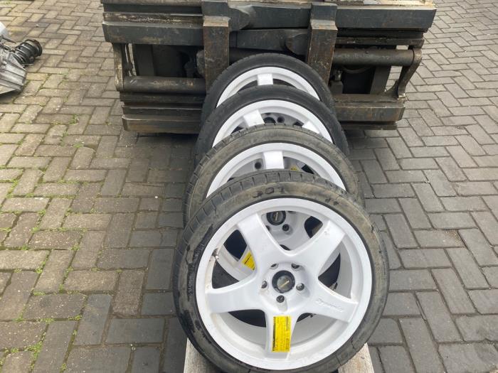 Velgen set + banden van een Opel Corsa D 1.6i OPC 16V Turbo 2012