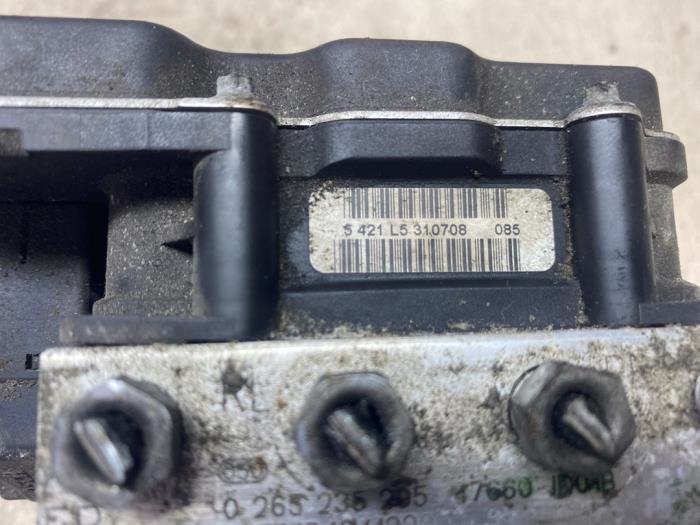 ABS Pomp van een Nissan Qashqai (J10) 2.0 16V 2008